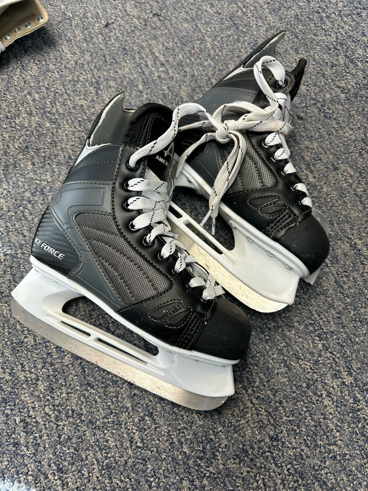 AMERICAN Size 4 ICE SKATES