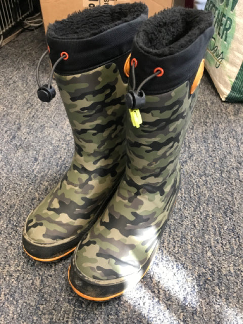 Size 2 SNOWBOOTS