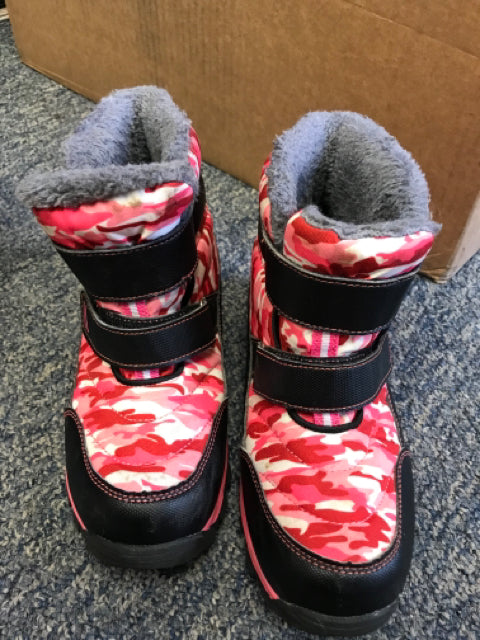 Size 6 1/2 SNOWBOOTS