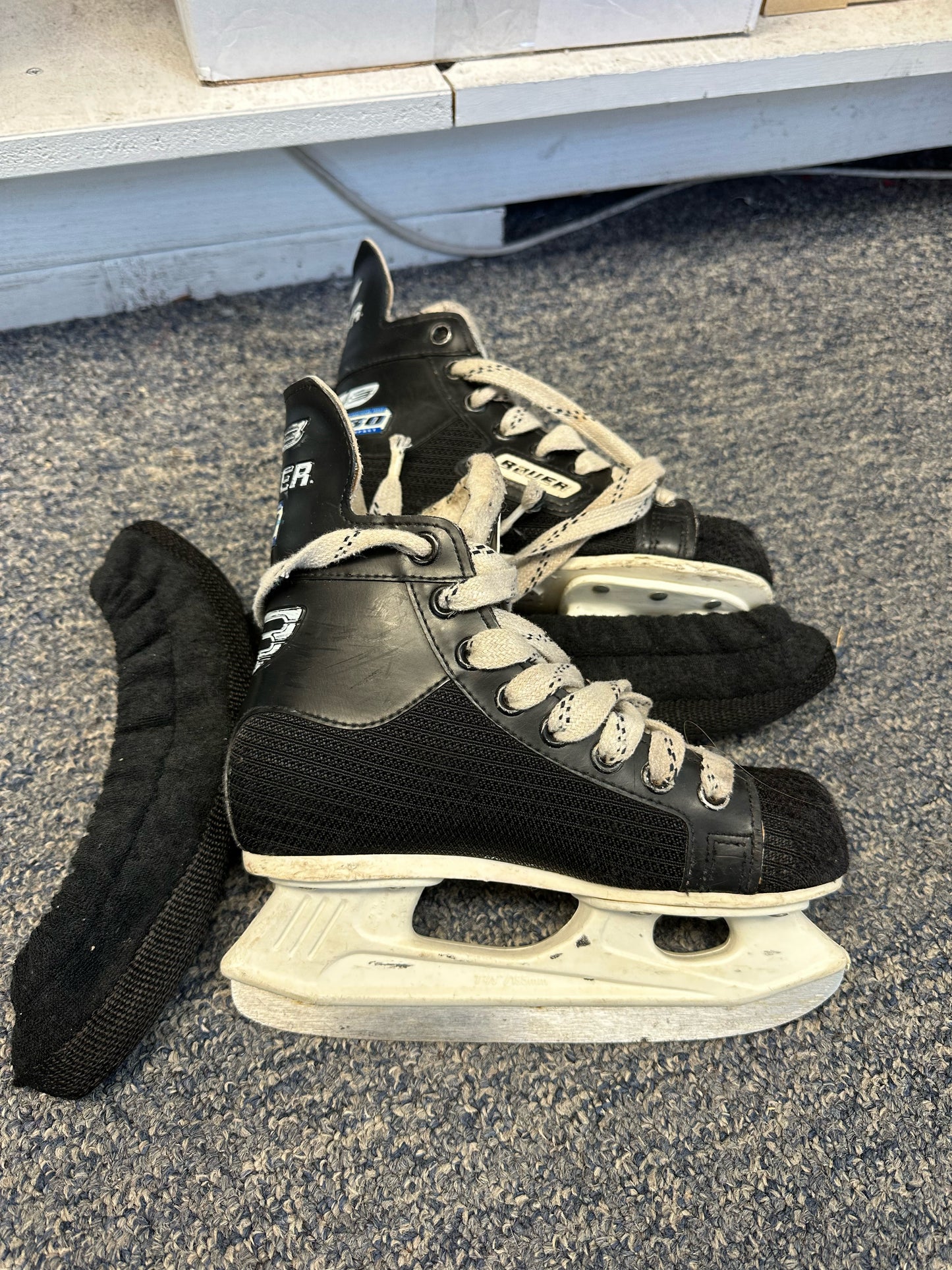 BAUER Size 1 ICE SKATES