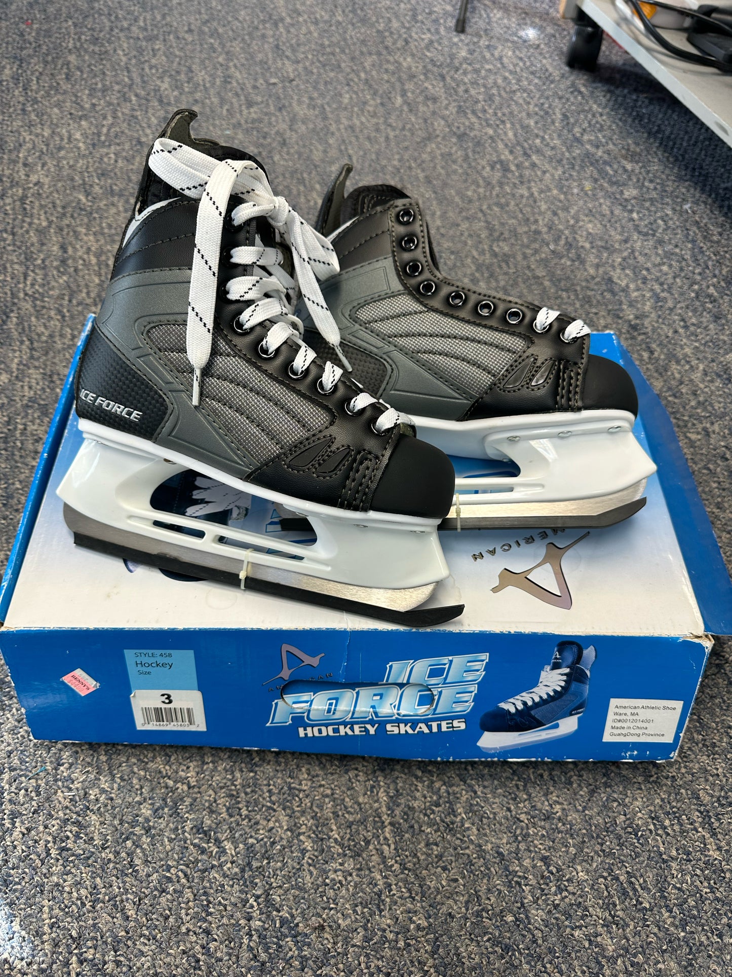 AMERICAN Size 3 ICE SKATES